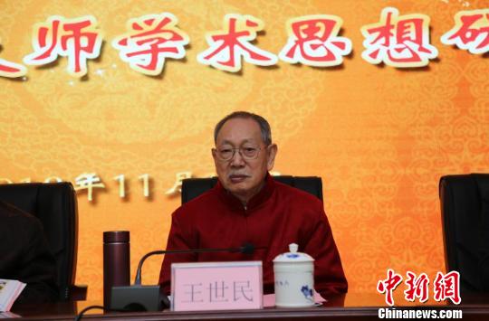 王世民先生出生于河北省元氏县，1956年考入北京中医药大学，成为中国历史上第一届中医本科学生。　校方供图 摄
