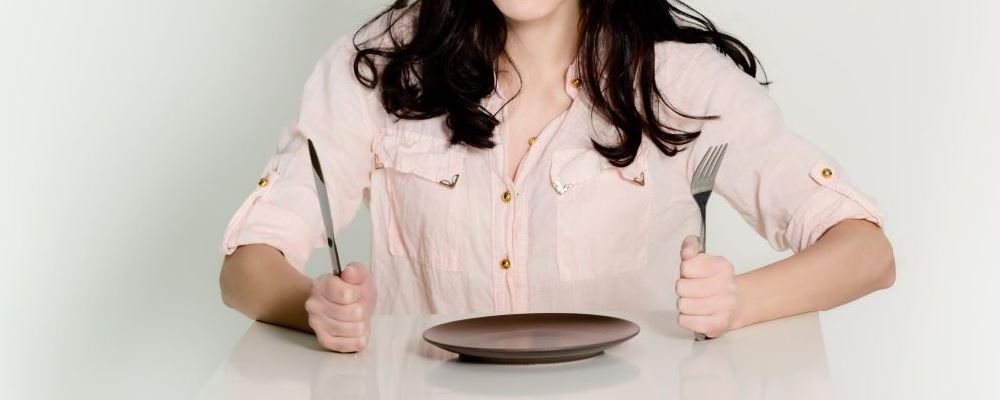 短期集中型节食减肥的9大危害！那么吃什么有利于减肥呢？